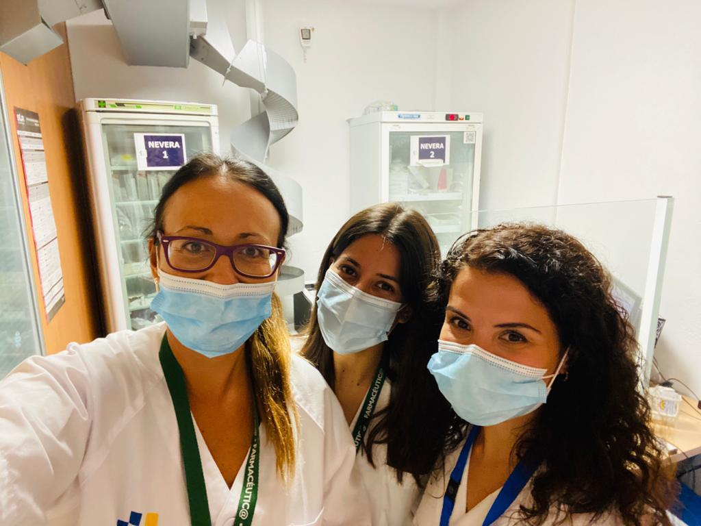 FarmaceuticosSC's tweet photo. 🟢Aquí tienes a  los farmacéuticos hospitalarios del Servicio de Farmacia del Hospital Universitario Nuestra Señora de la Candelaria. También te animan #usamascarilla #YoSíCumplo 
#SomosSociales #SomosAsistenciales #somosfarmacéuticos #LaCruzDeLaFarmaciaNoSeApaga #COFSCTFE💚 https://t.co/KVj1goBEM6
