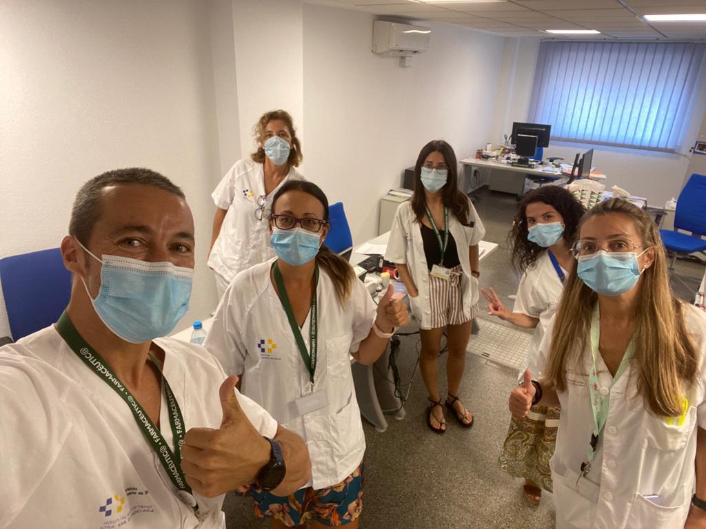 FarmaceuticosSC's tweet photo. 🟢Aquí tienes a  los farmacéuticos hospitalarios del Servicio de Farmacia del Hospital Universitario Nuestra Señora de la Candelaria. También te animan #usamascarilla #YoSíCumplo 
#SomosSociales #SomosAsistenciales #somosfarmacéuticos #LaCruzDeLaFarmaciaNoSeApaga #COFSCTFE💚 https://t.co/KVj1goBEM6