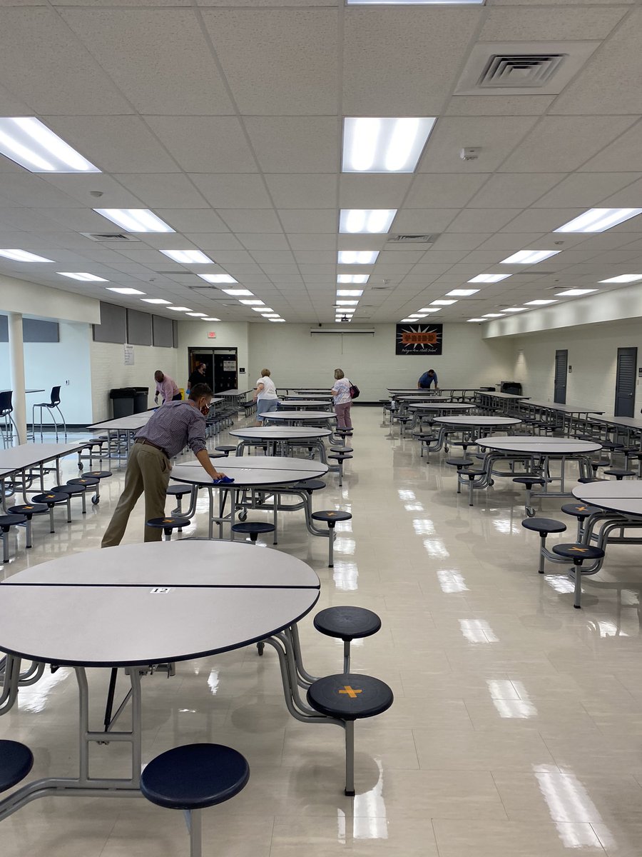 DouglasAKnepp's tweet photo. When administration sets the PRIDE example by helping out at lunch!  @MrWPopejoy @RackleyNate https://t.co/gkpGMkRYlO