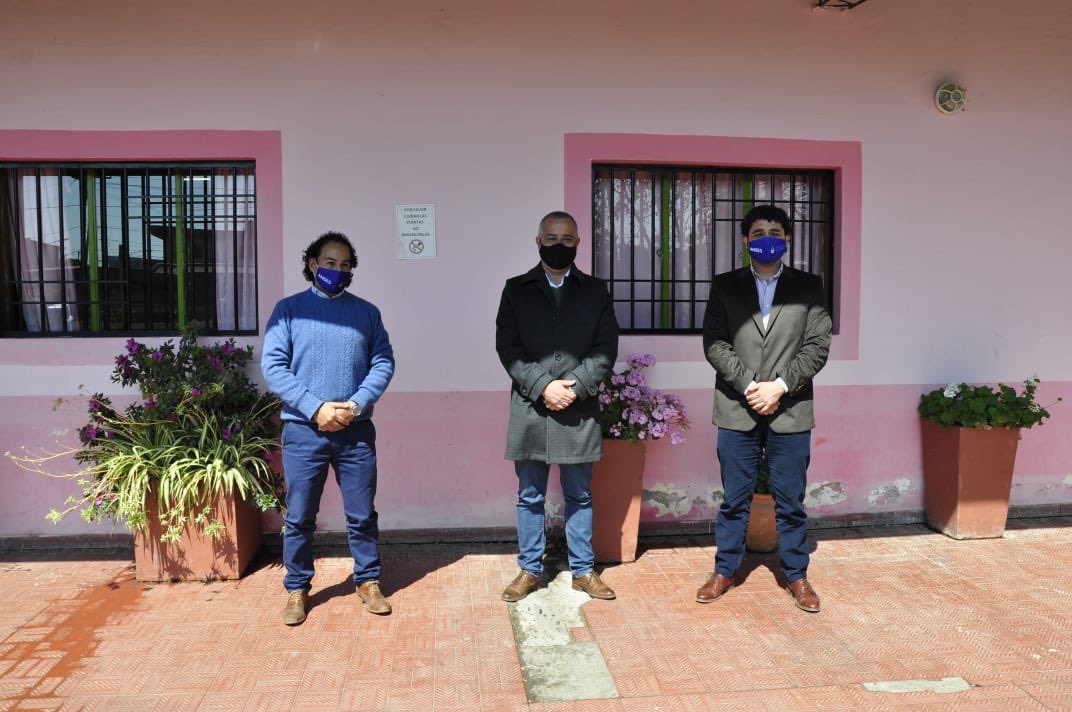 javier_noguera's tweet photo. Hoy estuvimos con @jesusalim y @hugoandina en el SUM del Barrio Nicolás Avellaneda donde instalaremos el primer Punto de Contacto del Anses. Estará operativo en 15 días y nos permitirá traer a Tafi Viejo el Anses y descentralizarlos para comodidad de nuestros vecinos. https://t.co/q4ghnyYdDg