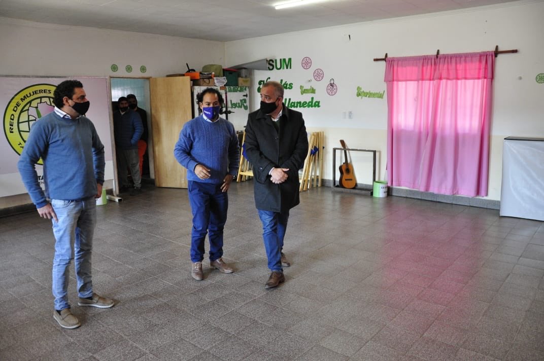 javier_noguera's tweet photo. Hoy estuvimos con @jesusalim y @hugoandina en el SUM del Barrio Nicolás Avellaneda donde instalaremos el primer Punto de Contacto del Anses. Estará operativo en 15 días y nos permitirá traer a Tafi Viejo el Anses y descentralizarlos para comodidad de nuestros vecinos. https://t.co/q4ghnyYdDg