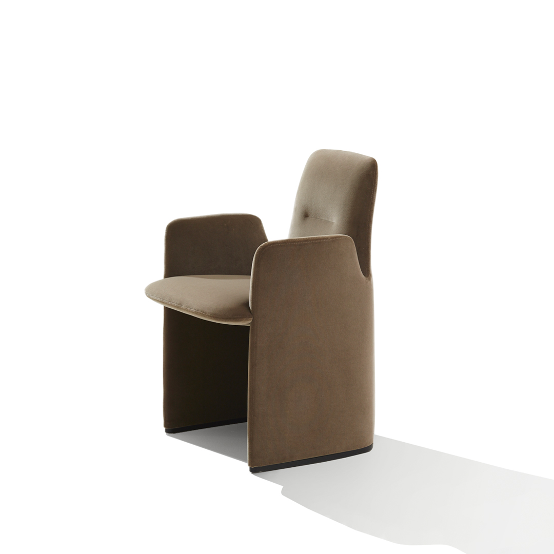 Inviting softness and great charm. It’s the Guest chair, by Rodolfo Dordoni.