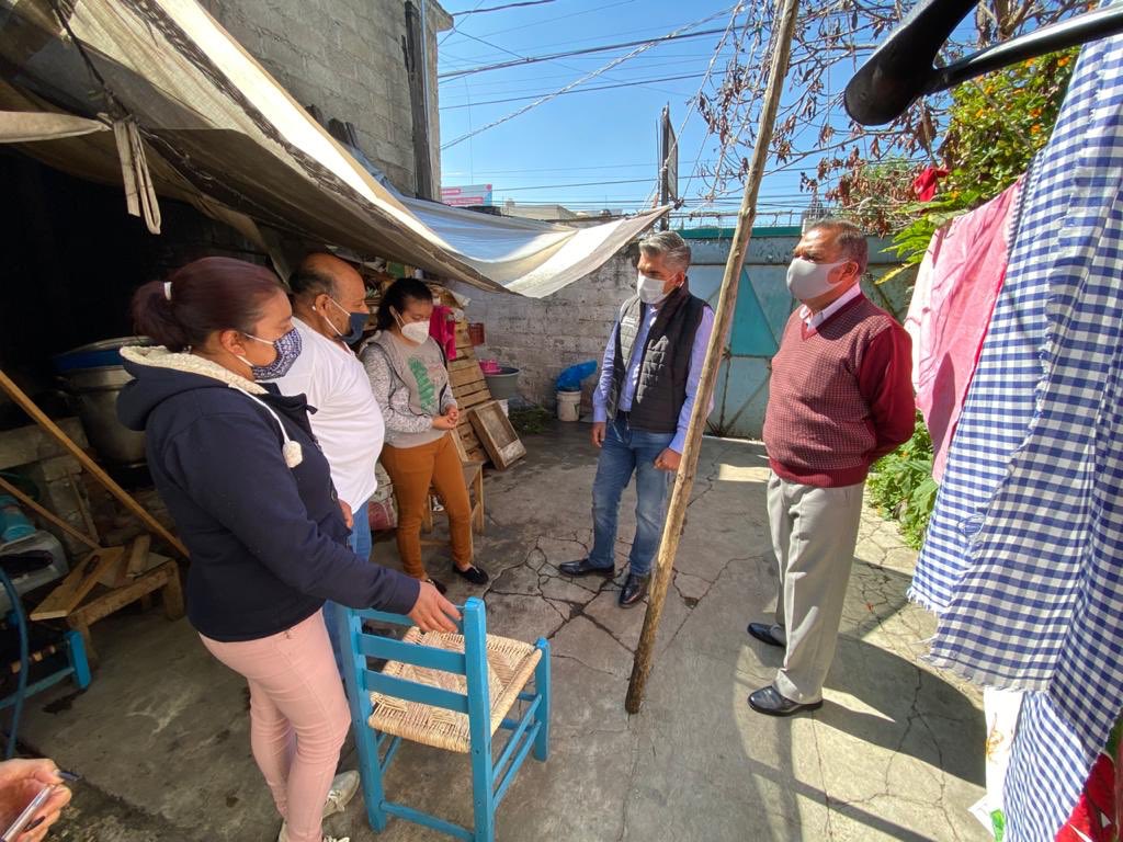 jorgegalileocv's tweet photo. Sumados a la extraordinaria iniciativa tanto de @alfredodelmazo como de nuestro secretario @alexfedezcam  #LaEscuelaCuentaContigo visitamos a MaríaDeLourdes #AlumnaRegularDeEPO90 le ofrecimos alternativas y apoyo para que #NoAbandonesTusEstudios. @israeljeronimol @SeducEdoMex https://t.co/0REQFz7M1A