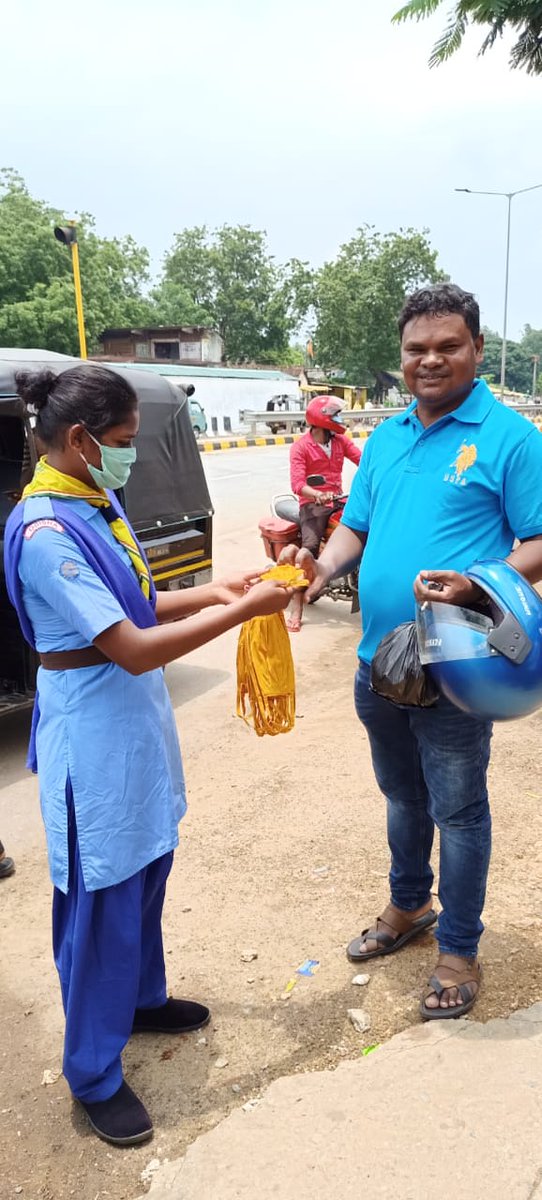 SaloKujur's tweet photo. During this pademic situation our Rovers and Rangers of Bargaon iti group of Odisha State Bharat Scouts and Guides distributes hand made masks to the needy people in different places. 

#bsgindia 
#OSBSG 
#worldscouting 
#mopindia 
#stcbargaoniti 
#happyscouting 
#BWF https://t.co/ti9WYs8ond