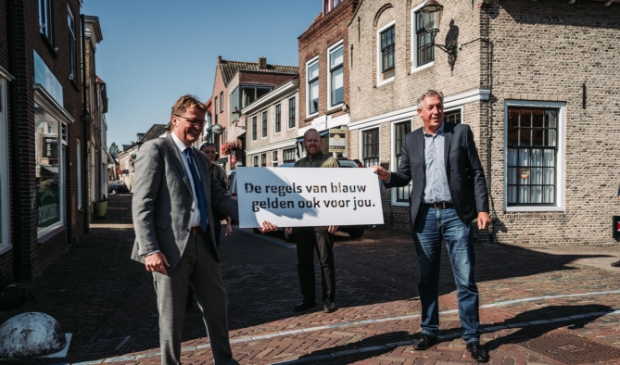 HK_Krimpenerwrd's tweet photo. Parkeeractie Haastrecht: ‘respecteer blauwe zone’    -  https://t.co/SERjnzHFNd https://t.co/YizCMqzKmG