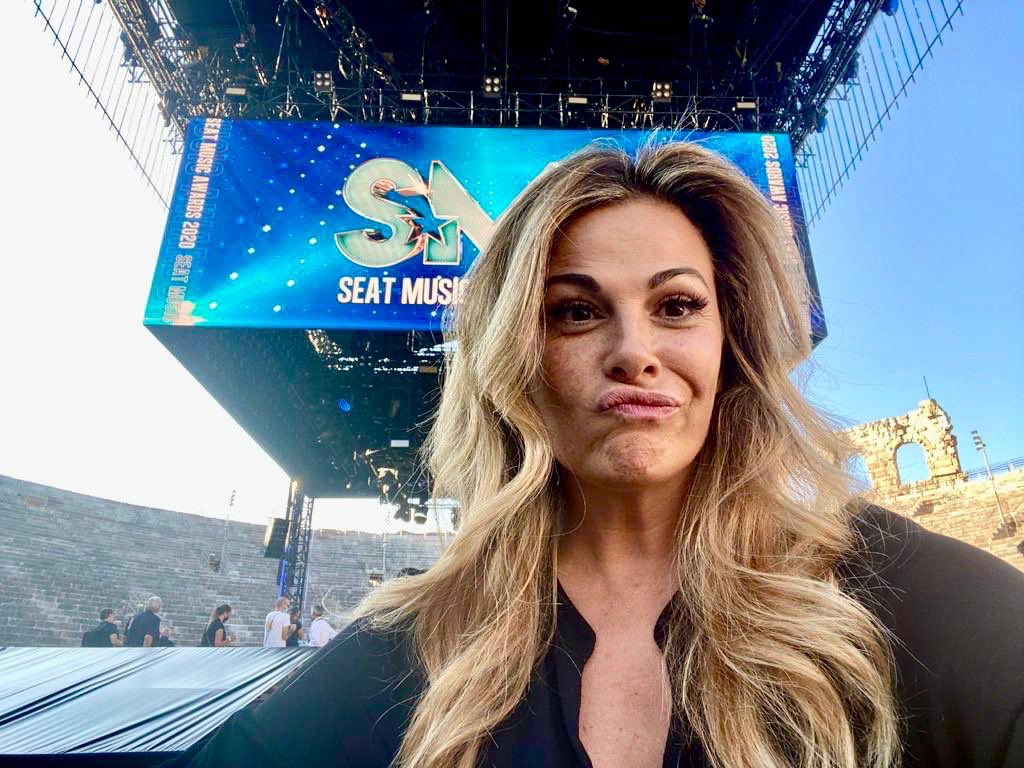 Una smorfia...portafortuna 🤪 😃🤣😃
Besitos Amigos 😙🦋

Le grandi stelle della musica insieme per i lavoratori dello spettacolo! 
#SeatMusicAwards2020 stasera 2 settembre dalle 20:35 in diretta su <a href="/RaiUno/">Rai1</a> e <a href="/RaiRadio2/">Rai Radio2</a> 

@SMAufficiale 
#SMA20 #arenadiverona