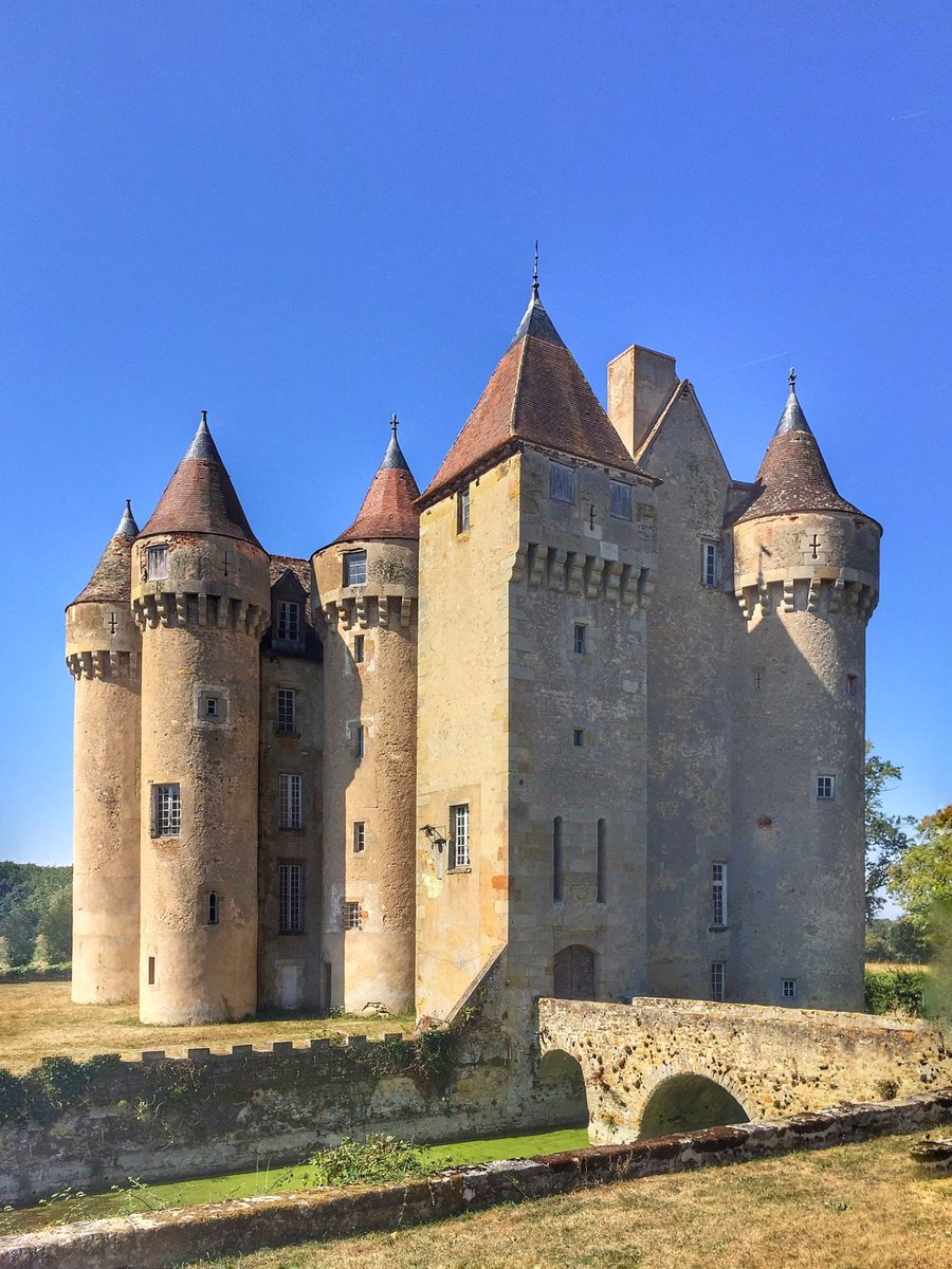 JeanPaulCerny's tweet photo. 🏰🇨🇵🏰🇨🇵🏰🇨🇵 #CHÂTEAUDECHAZELET
se situe sur la commune de Chazelet dans l'Indre, région #CentreValdeLoire. C'est un château fort entouré de douves en eau, flanqué de cinq tours rondes et d'une tour carrée avec meurtrières et mâchicoulis. https://t.co/7TDWW8K1bi