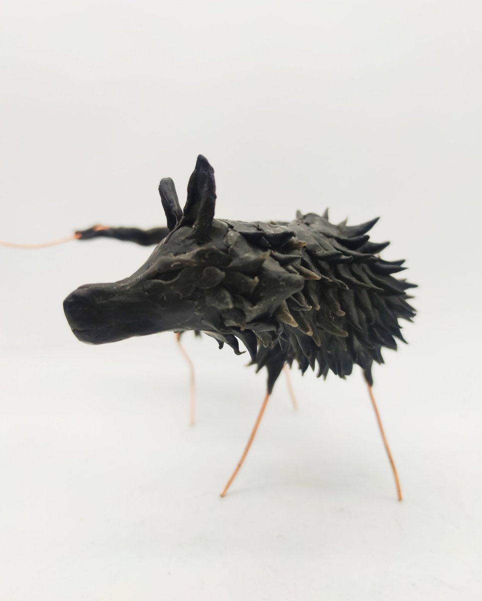 Pour commencer j'ai sculpté ce loup cheloup en cire noire (cire avec du charbon, elle est très molle et agréable à modeler) Je vais pas en sculpter qu'un seul. Je vais faire une série de 5-6 bestioles