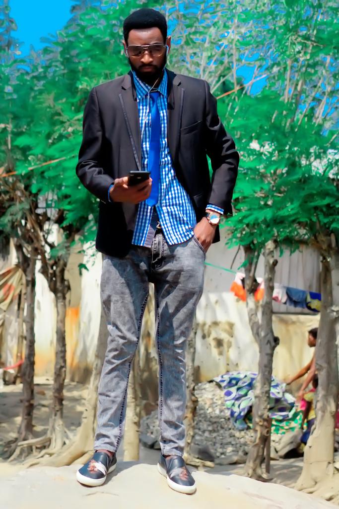 mahugojosh's tweet photo. Un homme politique est quelqu'un qui aborde chaque sujet la bouche ouverte, 
mais je visites certaines ville comme Bukabu, Goma Kalemie et  Uvira
Je constante les civile ont une mauvaise vie sociale et leurs politiciens parlé beaucoup sur le Media construit notre pays 
Mahugojosh https://t.co/FV7E0iTmeW