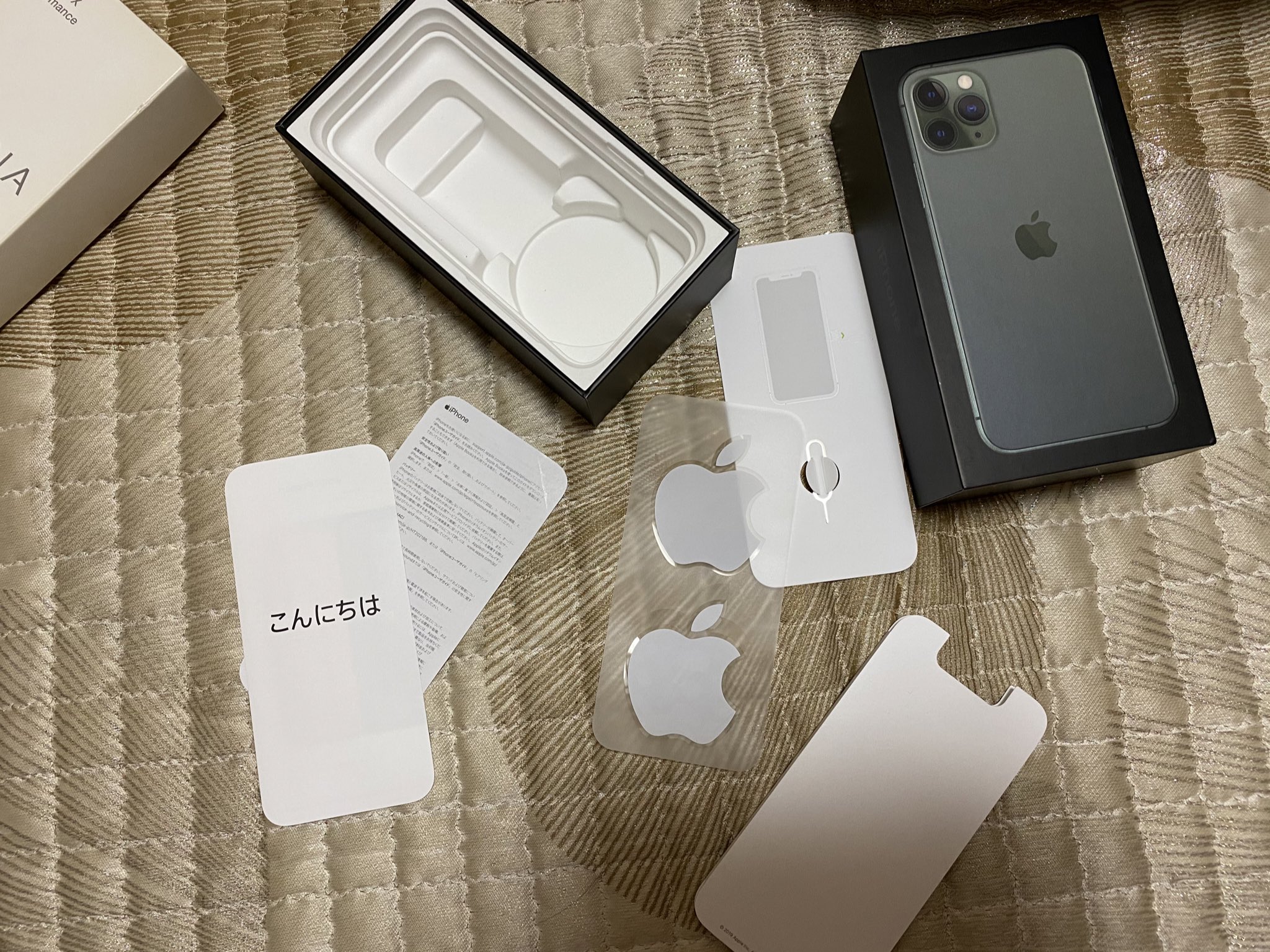 おれお スマホ買った時についてくるりんごシールはきっとお前もシールを色んなとこに貼ってりんご信者になれよという意味でついてくるんだと思う T Co Neeinio3zi Twitter