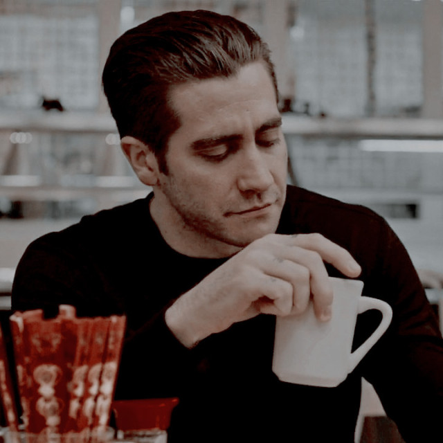 ⠀
⠀ ♔
        ╱
           Y'know!!! I'm really thinking of going back to using Jake Gyllenhaal as my FC. Should I ???