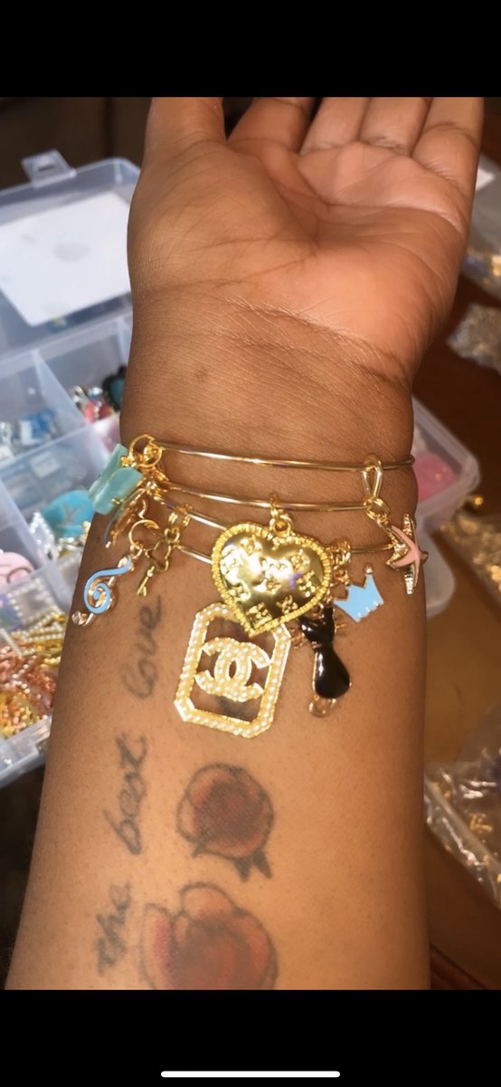_BCharmed's tweet photo. ✨2 for $8, 3 for $12, 6 for $24✨ #DMVCharmBracelets #DesignerCharms #AffordableAccesories🧚🏾 #BCharmed✨💕 https://t.co/NtY23mHD2t