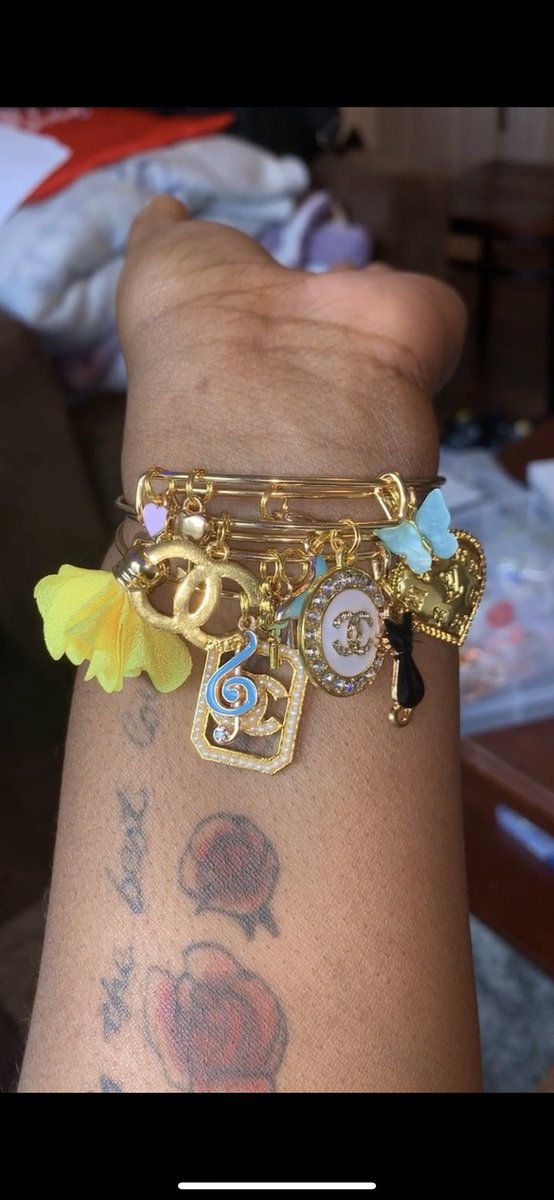 _BCharmed's tweet photo. ✨2 for $8, 3 for $12, 6 for $24✨ #DMVCharmBracelets #DesignerCharms #AffordableAccesories🧚🏾 #BCharmed✨💕 https://t.co/NtY23mHD2t