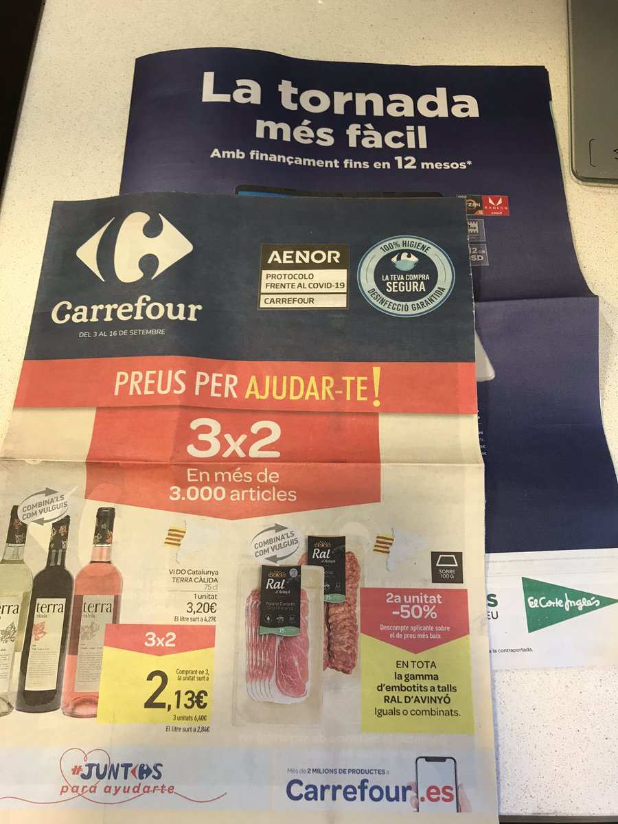 nomaspapel's tweet photo. Hoy @CarrefourES vuelve, con su supuesto compromiso medioambiental, a enviar una revista de 25g (1,2kg en mi edificio). Aunque la palma se la lleva @elcorteingles con sus 61g (casi 3kg en mi edificio) de publicidad... (~4,2kg en total)
#nomorepaper #nomaspapel #stoppapel https://t.co/UbzyY84tMa