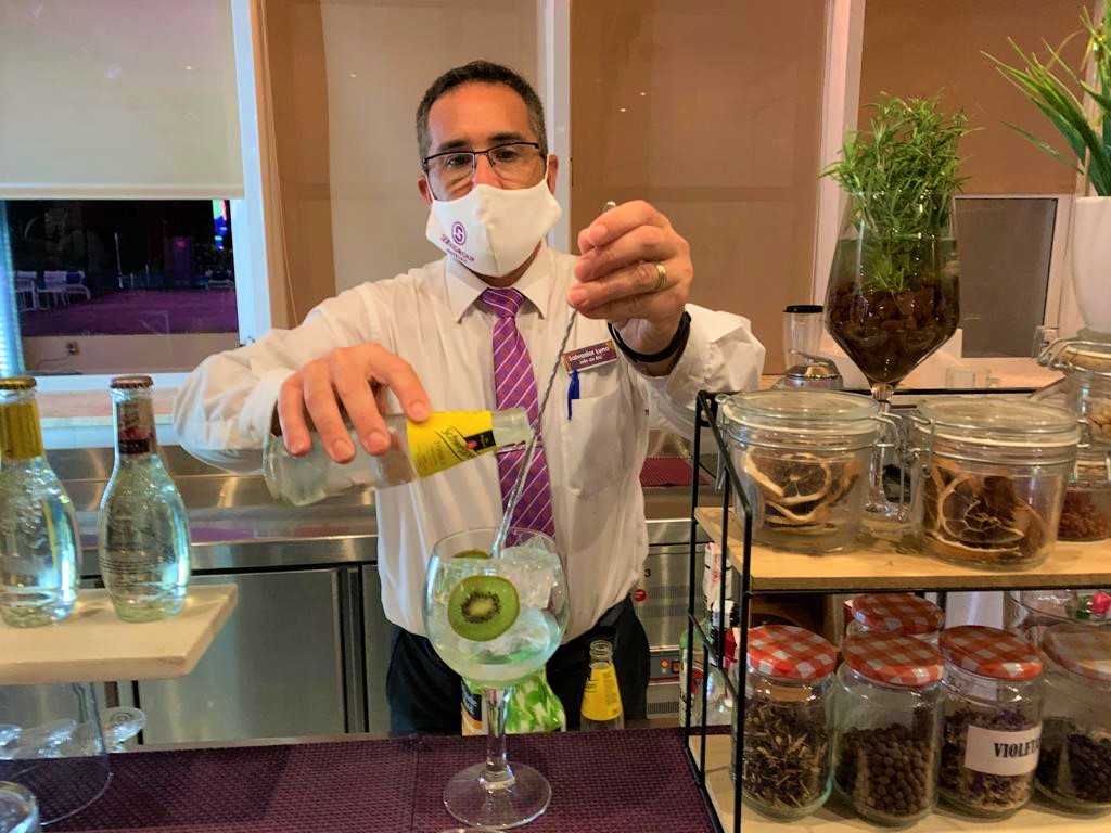 Hay mil maneras de disfrutar de tus vacaciones en nuestros hoteles 👌
Salva, nuestro jefe de bar del Hotel #Servigroup Marina Playa, te hará descubrir una de ellas...🍹😍
➡ https://t.co/eihhKTy505
#Mojácar #gintonic #Almería #hoteles https://t.co/6XXf0AvKuW