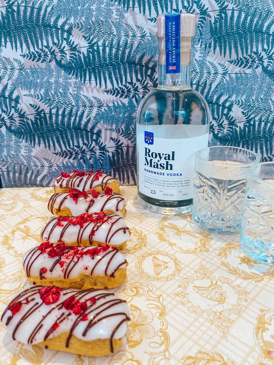 Afternoon tea ?
#vodka #afternoontea #eclairs #shots #royal #royalmash