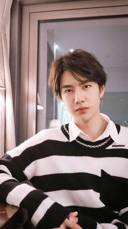 - again looks like you asked him to get a photo of him- chillin at your house- minus 2 for the quality cause it seems like it& #39;s supposed to be good but isn& #39;t8/10