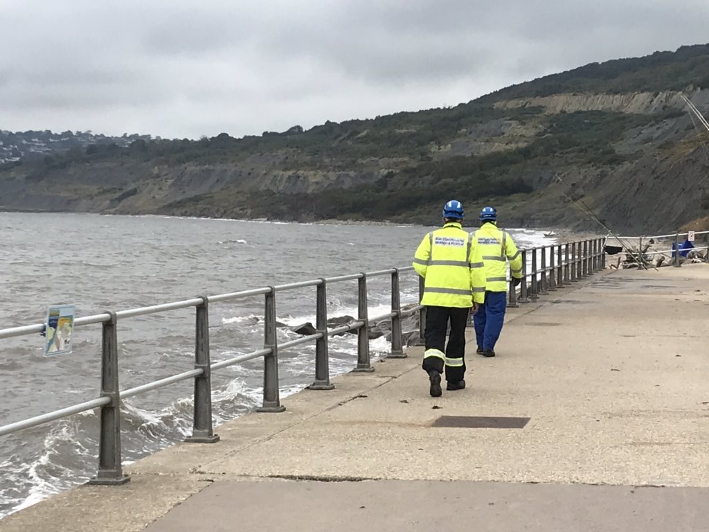 jurassicguides's tweet photo. Reports of people cut off by the tides between Lyme Regis and Charmouth tonight. Please check the tides before carrying out any activities on the beach. Coast guard currently dealing with the situation... stay safe guys! #knowyourtides #SafetyFirst https://t.co/UnhwxLz8S1