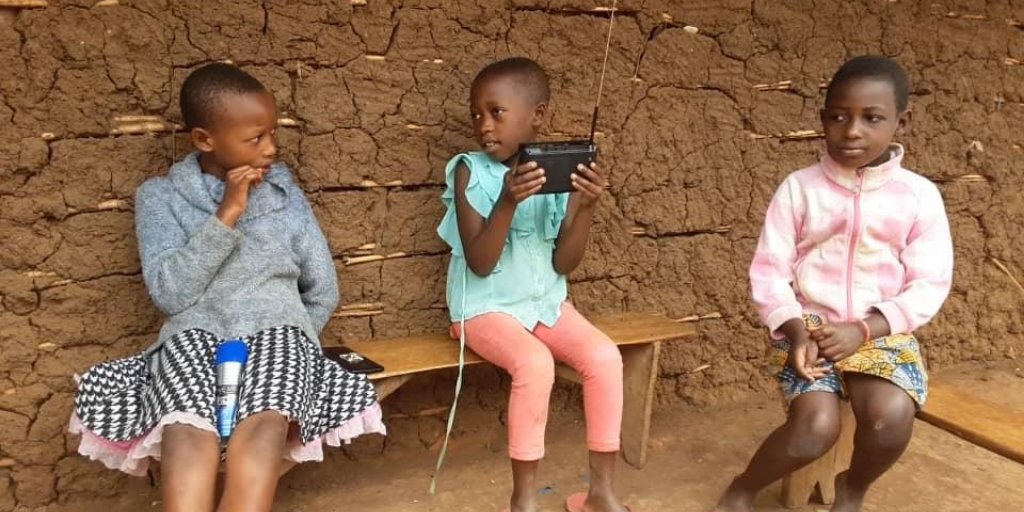 cote_uk's tweet image. In Kyaka II, Uganda we have been piloting the use of radio lessons to ensure Congolese refugee children can still have access to early years education. Initial trial sessions were successful &amp;amp; we have increased the number of  lessons being broadcast. ow.ly/cRCX50Bg353