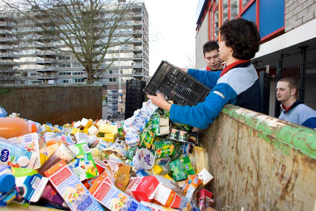 Het is de #Verspillingsvrijeweek! Hoe staat Nederland ervoor wat betreft voedselverspilling? In ons artikel vind je het antwoord op deze vraag én vind je 5 tips waarmee je meteen zelf aan de slag kunt in de strijd tegen voedselverspilling! 🗑️🍞🥦

duurzamestudent.nl/2020/09/02/met…