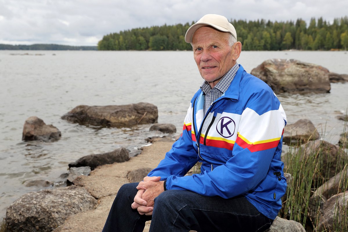 KSanomat's tweet photo. Kestävyys ja tarkkuuslajeista tunnettu, 80 vuotta täyttävä kuohenmaalainen Antti Salminen sai liikuntakipinän jo äidinmaidossa https://t.co/Zw5TzmjZwj https://t.co/N1PgiLeJUi