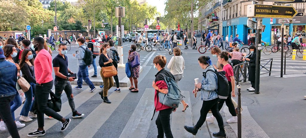 briceperrin's tweet photo. C'était bien la peine d'interdire Rivoli aux voitures individuelles, tout ça pour de rares piétons et 3 ou 4 cyclistes 😁 En plus il n'y a plus de bruit, et on respire un air plus agréable, c'est une honte ! https://t.co/ZX1NFhf40B