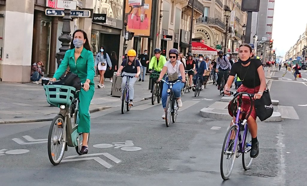 briceperrin's tweet photo. C'était bien la peine d'interdire Rivoli aux voitures individuelles, tout ça pour de rares piétons et 3 ou 4 cyclistes 😁 En plus il n'y a plus de bruit, et on respire un air plus agréable, c'est une honte ! https://t.co/ZX1NFhf40B