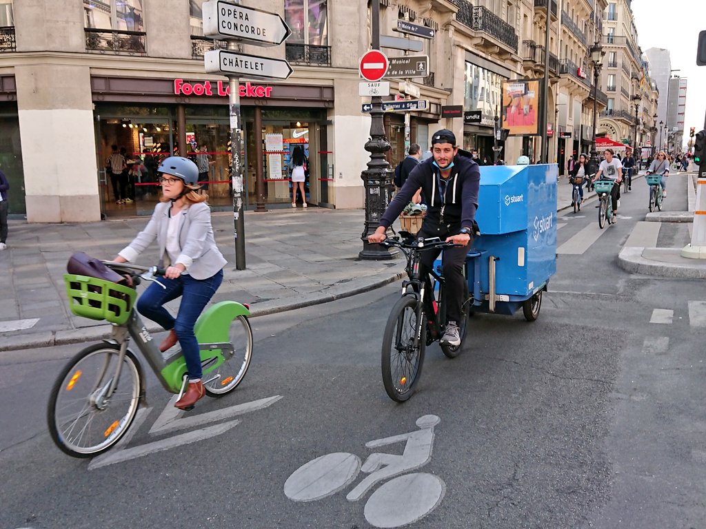 briceperrin's tweet photo. C'était bien la peine d'interdire Rivoli aux voitures individuelles, tout ça pour de rares piétons et 3 ou 4 cyclistes 😁 En plus il n'y a plus de bruit, et on respire un air plus agréable, c'est une honte ! https://t.co/ZX1NFhf40B