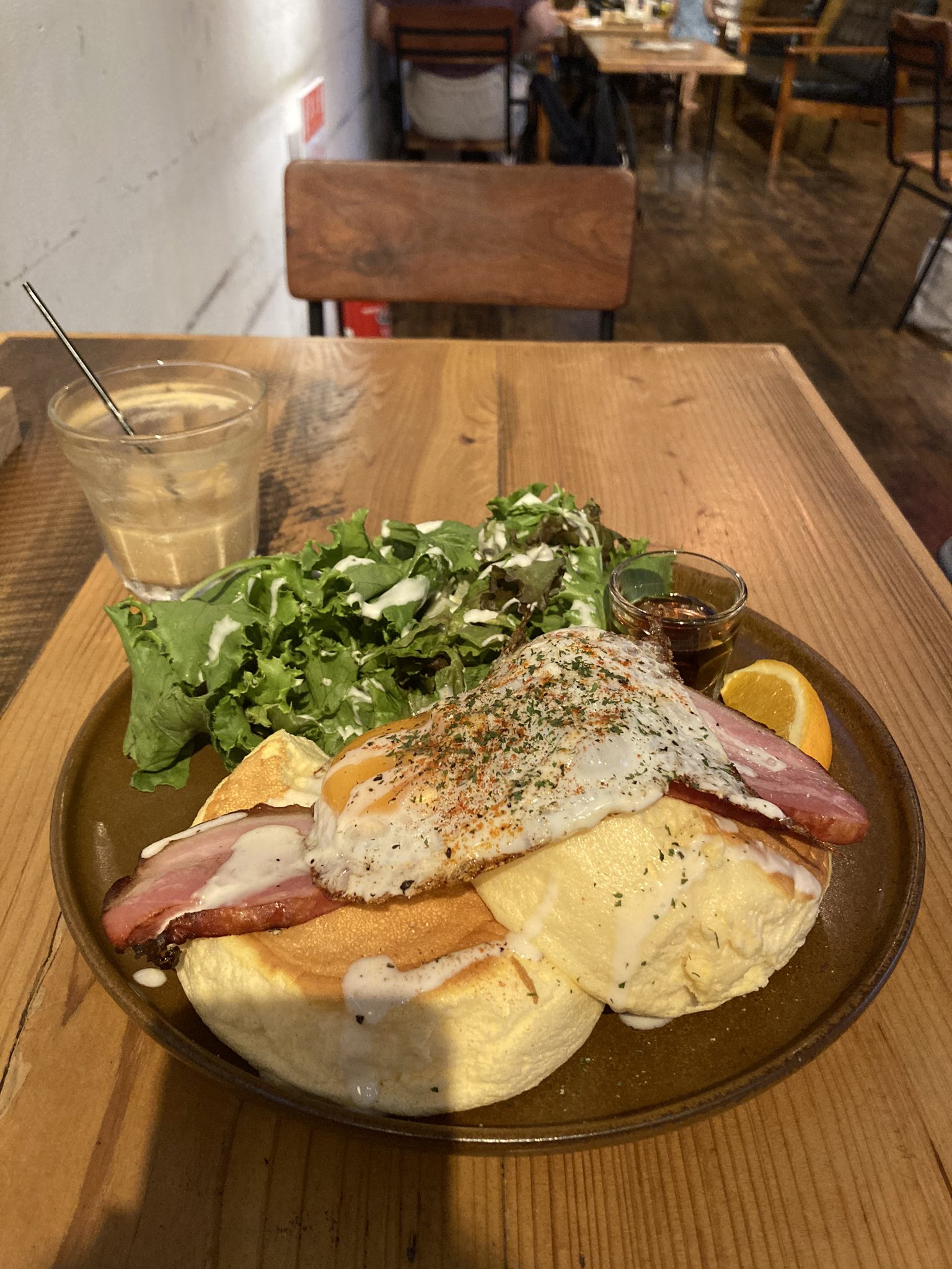 ルーチェ 中町通りにて 有名なナカマチカフェのパンケーキ 頼んだら思いがけないサイズでビビった 生地めっちゃとろとろで ベーコン分厚くて美味しかった 中町通り パンケーキ ヘーゼルナッツラテ ナカマチカフェ 松本食べ歩き