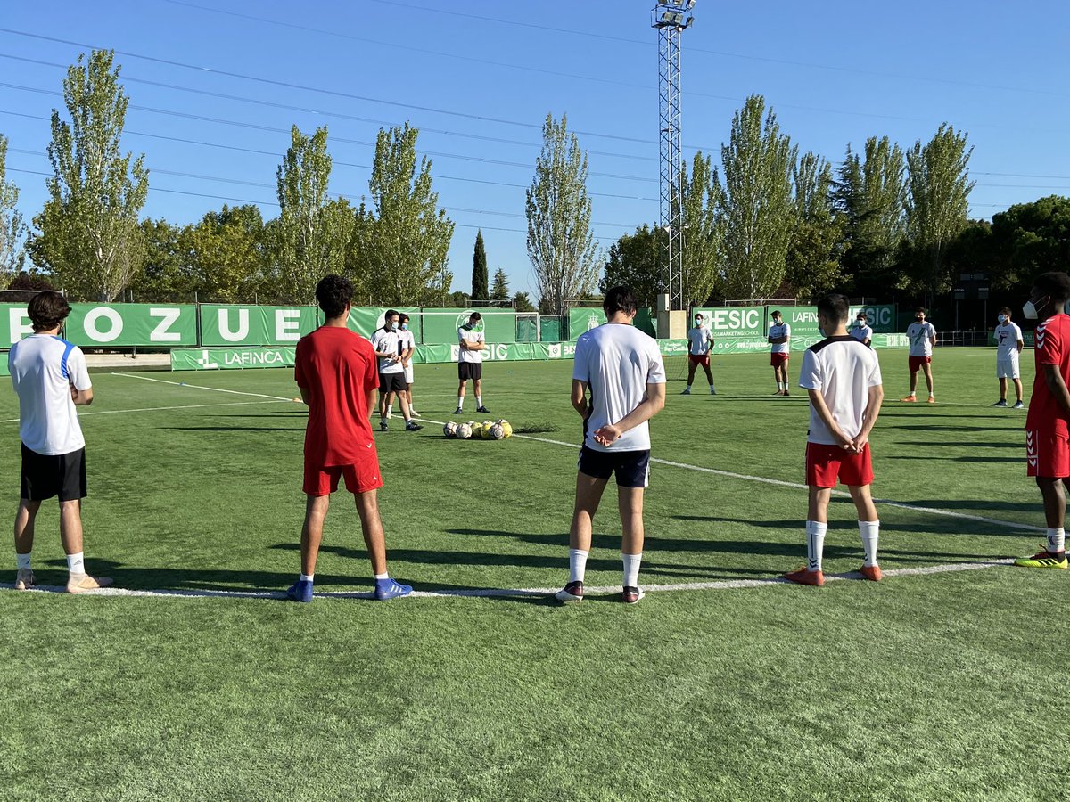 Cfpozuelo's tweet photo. También el #PozueloB de @RoberGarcia_8 dio comienzo su #pretemporada. 

El mister dirigió la primera sesión.

Ya se nota más movimiento en El Valle de las Cañas 🤙🏼 https://t.co/F5nkvWhHtR