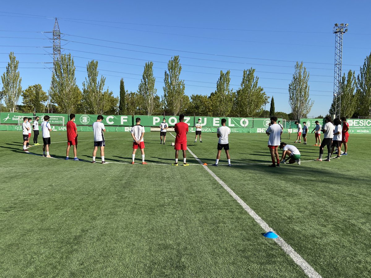 Cfpozuelo's tweet photo. También el #PozueloB de @RoberGarcia_8 dio comienzo su #pretemporada. 

El mister dirigió la primera sesión.

Ya se nota más movimiento en El Valle de las Cañas 🤙🏼 https://t.co/F5nkvWhHtR