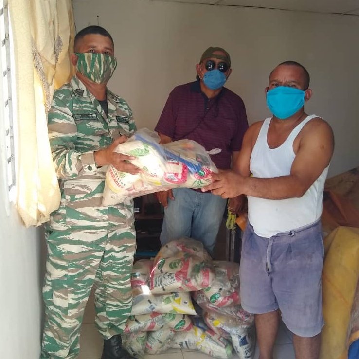 ManuelGBernalM's tweet photo. "Solo el Pueblo salva al Pueblo"; los Combatientes del cáliz sagrado de la Patria Grande, continuamos nuestra labor diaria, realizando entrega de complementos alimenticios en cada hogar de nuestro Suelo Sagrado. https://t.co/yoa2GGqdxY