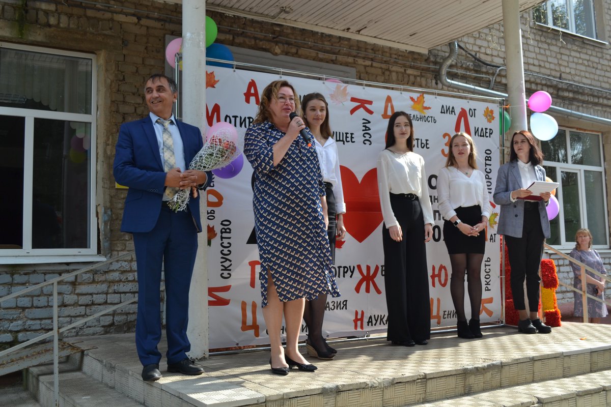 Закружились жёлтые листья. Наступила осень. Сегодня наша школа распахнула свои двери для самых маленьких ребят - первоклашек.  Впереди только самое интересное и увлекательное. Мы поздравляем вас с Днем Знаний и желаем успешной учёбы и творческих побед.