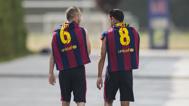  Frères de numéros L’amitié Xavi-Iniesta s’est étendue jusqu’au choix des numéros de maillots car tous les 2 désiraient le 8.Pour ne pas faire de jaloux ils ont décidé qu’au Barça, Xavi serait le 6 et Iniesta le 8, et en Espagne, ce serait l’inverse, marché conclu..