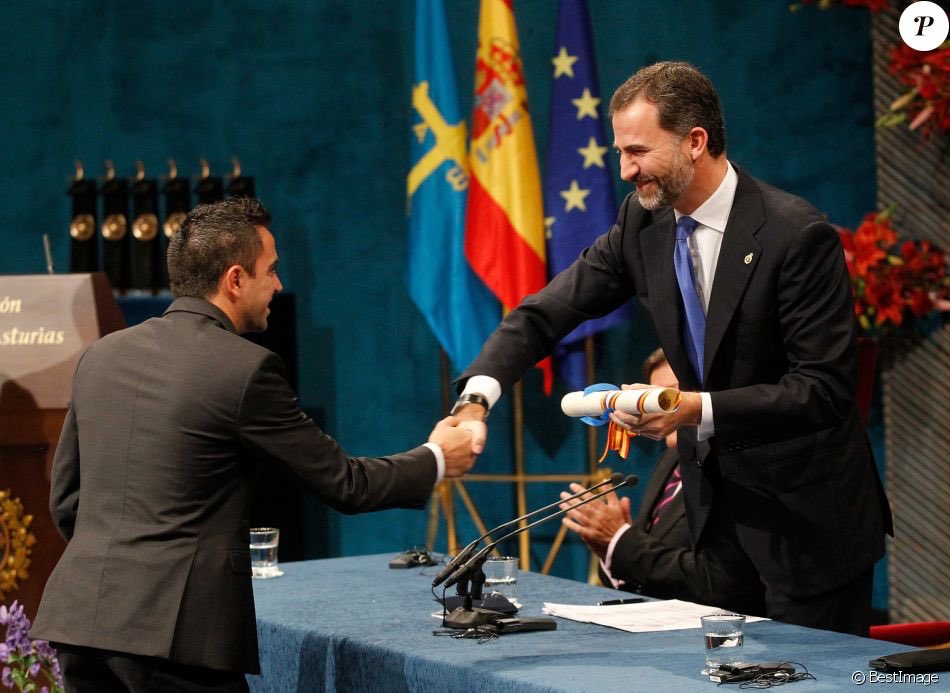  Consécration nationale Xavi est l’un des deux seuls footballeurs à avoir reçu le prix Princes des Asturies des sports à deux reprises, prix le plus prestigieux d’Espagne récompensant des travaux d’envergure internationale..L’autre double lauréat est Iker Casillas.