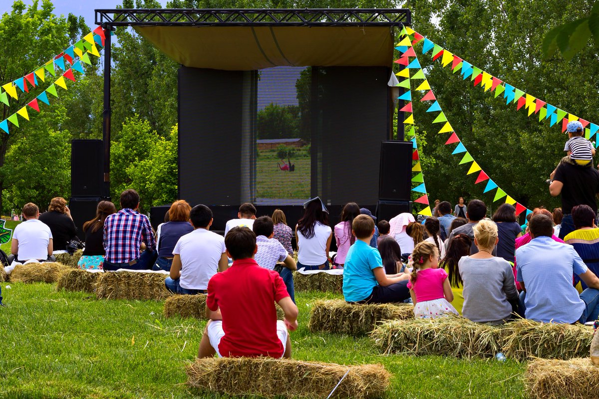 reventals's tweet photo. Drive-in or backyard movies with a GIANT SCREEN are all the rage for #schoolevents this fall. You can add an FM transmitter so guests can listen to the audio on their car radio. AND add-ons include popcorn delivered to your car! How's that for a socially distant event?? https://t.co/Jmm4Hz7USb