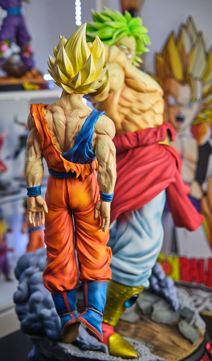 La première chose qui choque est sa taille incroyablement imposante ! Et je peux vous dire que sur ce point absolument AUCUNE photo ne lui rend hommage !! Le terme de "monstre" ne lui a jamais aussi bien collé au corps et il faut le voir en vrai pour le croire.