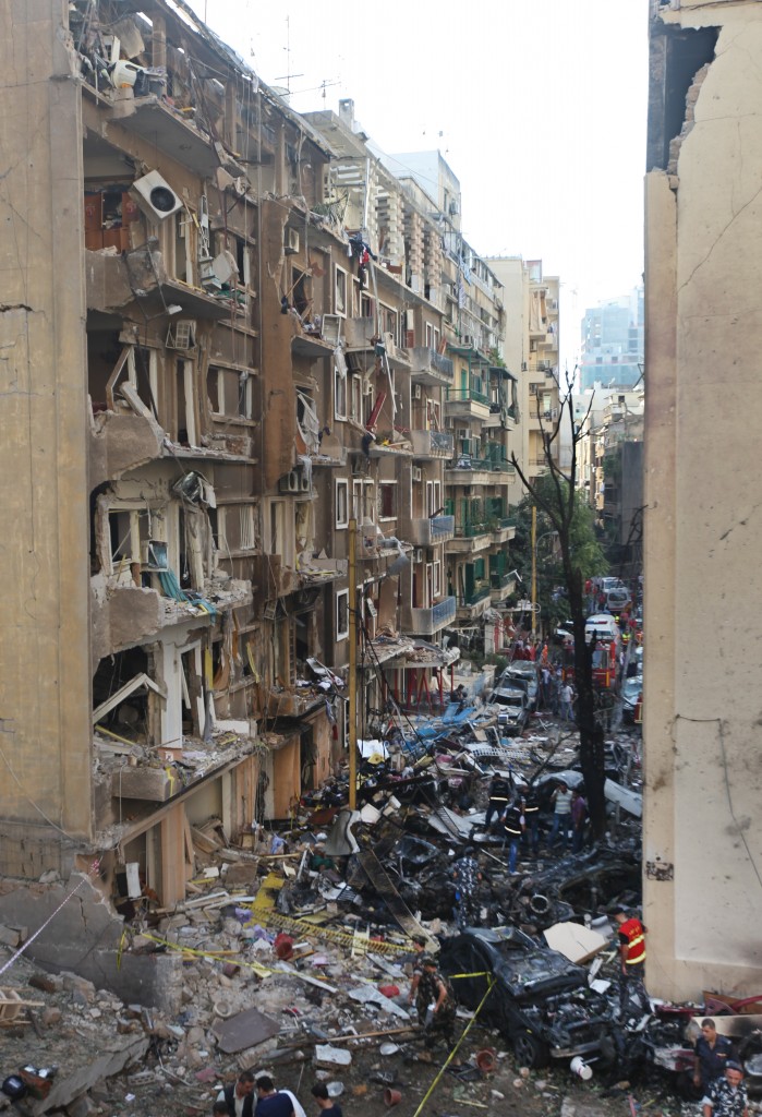 7/ As if the Beirut blast didn't provide social media with enough photographs of apocalyptic and devastated landscapes, some felt the need to share older explosion pictures such as Wissam al-Hassan's in 2012. Two buildings away from my house. Real source:  https://www.timesofisrael.com/beirut-car-bomb-kills-top-official-7-others/