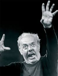 In una giornata come questa da rivedere tutta  la  candida irriverenza silenziosamente evangelica di Dario Fo: forse lui  saprebbe far sorridere di quel clericalismo convinto che la ragione sia darsi ragione.