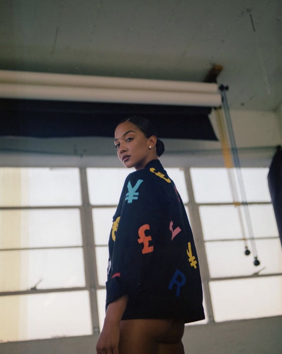 Cash6493's tweet image. A whole GODDESS in Cash Only. It’s only right. 🤷🏽‍♀️💰✨

Kayla in Cash. 💶

Currency denims available online!

CASHONLY.STORE