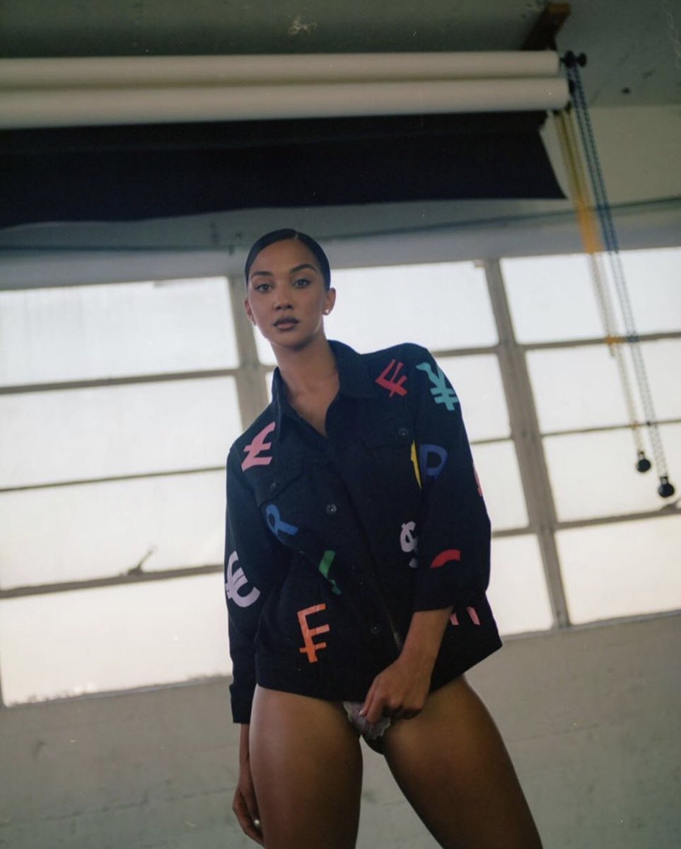 Cash6493's tweet image. A whole GODDESS in Cash Only. It’s only right. 🤷🏽‍♀️💰✨

Kayla in Cash. 💶

Currency denims available online!

CASHONLY.STORE