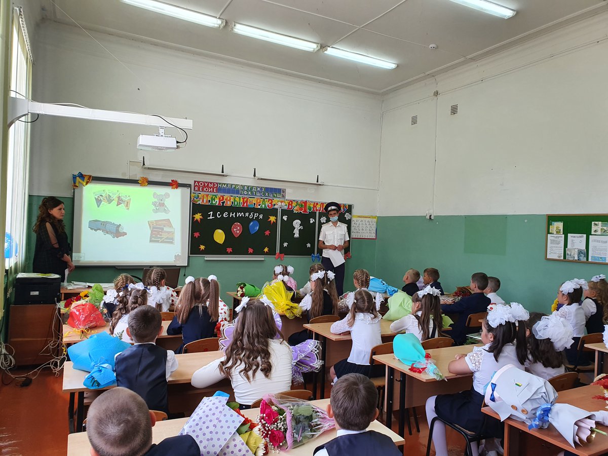 school3_bgr's tweet photo. @GlavaBogorod  1.09.20г. в рамках региональн��й профилактической операции "Внимание, дети!" в МОУ СШ № 3 представителем отделения ГИБДД МОМВД России "Богородицкий" старшим государственным инспектором Бойковым А.В.  проведена профилактическая беседа в целях предупреждения ДДТТ https://t.co/bnuoBlIu7h