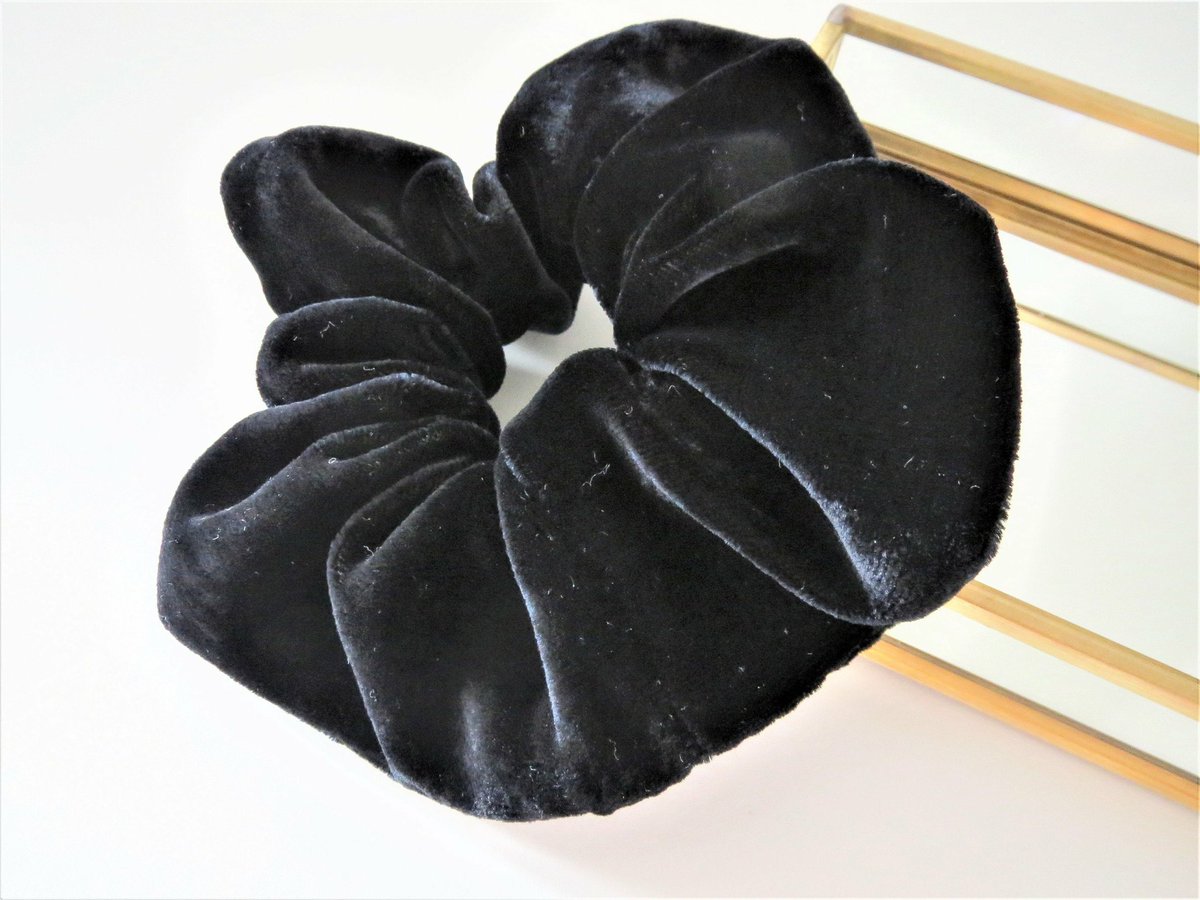 beadedbylaura's tweet image. Excited to introduce a new product and section to my lauratoal.etsy.com shop with black silk velvet hair scrunchies!

Just plain black silk velvet available for now, but would you like to see them beaded?

#handmadehour #scrunchie #handmadescrunchie #beadedbylaura