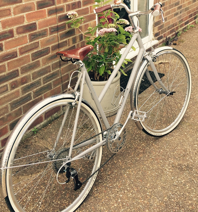 Help needed to reunite this lovely bike with its owner. Stolen in the Walthamstow area around the 14th-17th August. It is a distinctive, pale grey Temple bike, with a dark tan leather Brooks saddle, leather handles and a ‘rose gold’ bell.  If seen please call 101 ref 4917167/20