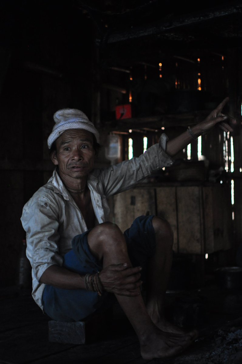 Further north, the Lahu Shi tribe. Their names apparently derives from a translation of "tiger hunter". The man with the rifle on his shoulder said there is only squirrels left in the forest today.