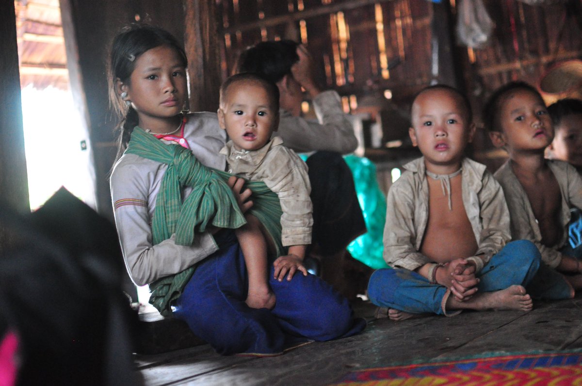 Further north, the Lahu Shi tribe. Their names apparently derives from a translation of "tiger hunter". The man with the rifle on his shoulder said there is only squirrels left in the forest today.