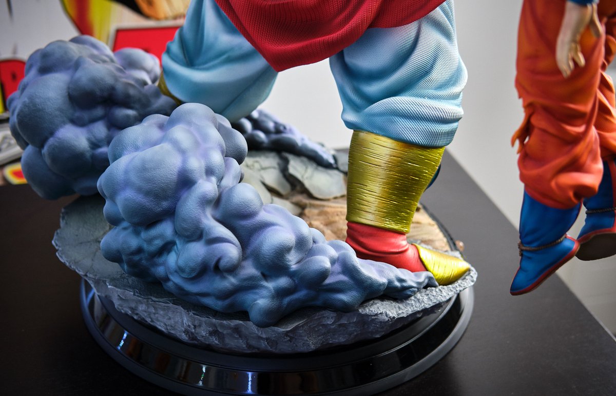 Le socle paraît assez simpliste de loin, mais est correctement détaillé quand on s& #39;y penche. Entre les plaques de bitume, les roches, la terre, la fumée, on a un bel assortiment de textures et de couleurs variées. Juste ce qu& #39;il faut pour mettre en valeur les personnages.