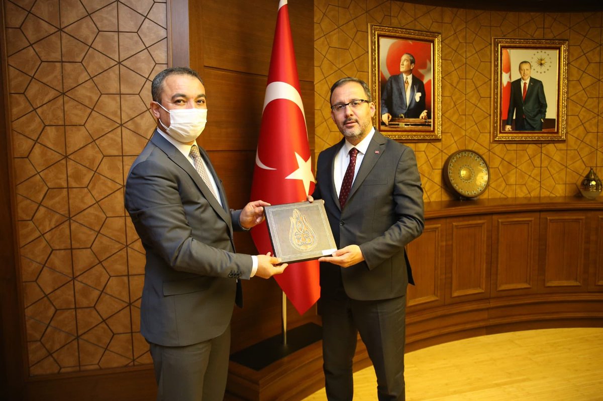 ProfAliOzturk's tweet photo. Üniversitemize kazandırılması planlanan yeni spor alanlarına ilişkin değerli görüş ve desteklerini almak üzere Gençlik ve Spor Bakanımız Sayın @kasapoglu’nu ziyaret ettik. Projelerimize verdikleri desteklerden dolayı Sayın Bakanımıza öğrencilerimiz adına teşekkürlerimi sunuyorum. https://t.co/4WzuWKyzsW
