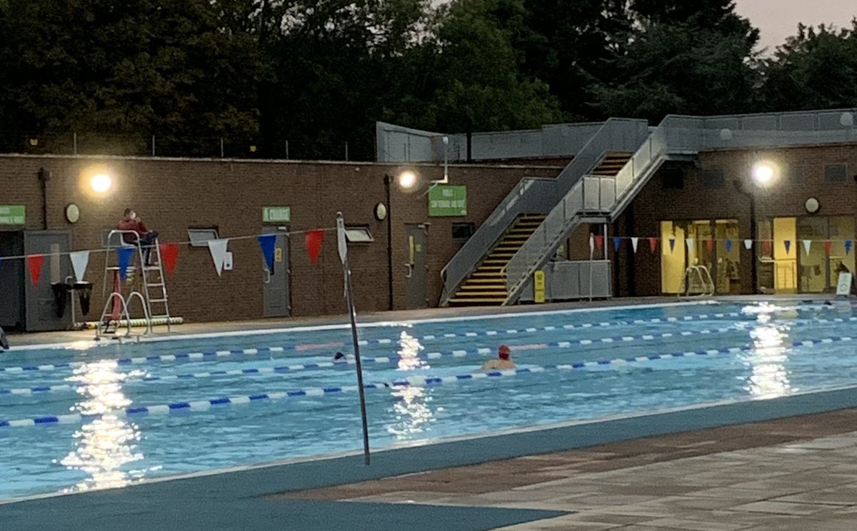 SE7Potter's tweet image. First evening swim with flood lights. #DrawingIn #LidoLove