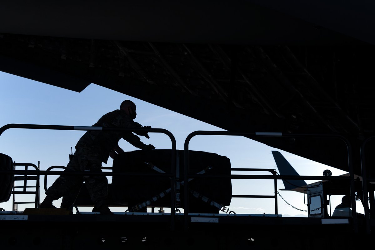 446AW's tweet photo. Reserve Citizen Airmen from the 86th and 36th Aerial Port Squadrons practice aircraft upload during annual training. The porters uploaded a pallet onto the C-17 Globemaster III aircraft using a k-loader
(📸 by Tech Sgt Heather Cozad)
#446AW #ReserveReady #ReserveCitizenAirmen https://t.co/GKUoaHY2n3